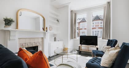 Stylish 3 Bdr London Hideaway in Chiswick w/ Wifi & 2 living rooms.