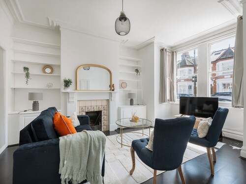Stylish 3 Bdr London Hideaway in Chiswick w/ Wifi & 2 living rooms.