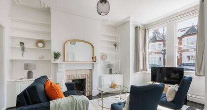 Stylish 3 Bdr London Hideaway in Chiswick w/ Wifi & 2 living rooms.