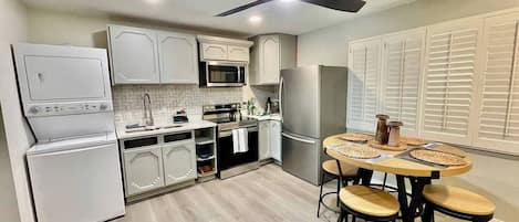 ثلاجة، ميكروويف، فرن، موقد طهي مسطح