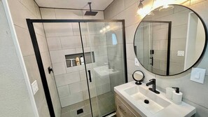 Chuveiro, produtos de toalete biodegradáveis, secador de cabelo 