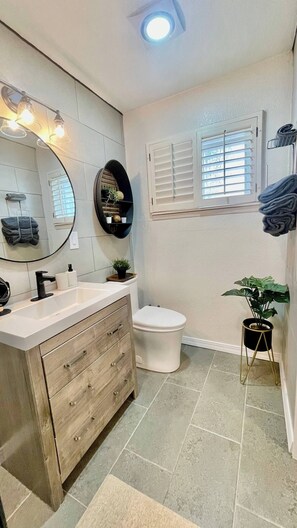 Dusche, umweltfreundliche Kosmetikartikel, Haartrockner, Handtücher