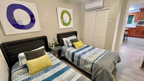 2 chambres, bureau, fer et planche à repasser, lit parapluie