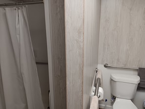 Ducha, toallas, jabón, papel higiénico