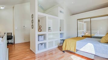 1 quarto, escrivaninha, ferros/tábuas de passar roupa, berço de viagem