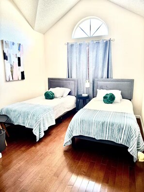 3 Schlafzimmer, Schreibtisch, Bügeleisen/Bügelbrett, Reisekinderbett