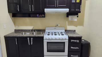 Microondas, horno y placa de cocina