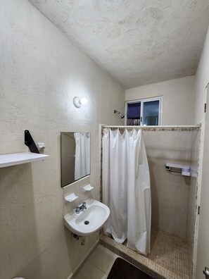 Serviettes fournies, savon, papier toilette