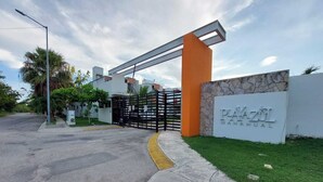 A gated entrance with a sign reading "PLAYAZUL MAHAMUAL". - Residencia Mejía · Descanso y Comodidad a Minutos del Mar Caribe (Playa del Carmen)