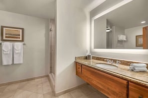 Baignoire Ă jets, sĂšche-cheveux, serviettes fournies, savon