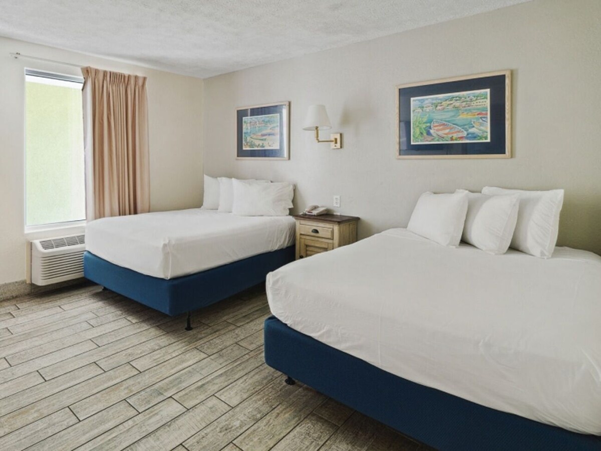 Gorgeous Unit at Holiday Terrace Beachfront Hotel, Pets Allowed, Free Parking!