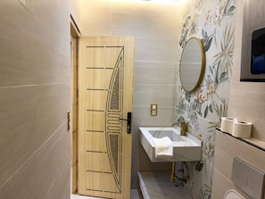 Luxury Studio Suite | Bathroom