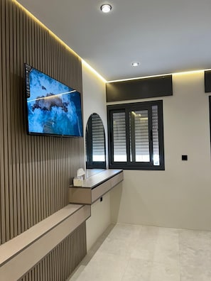 Luxury Studio Suite, 1 King Bed, Non Smoking | Bathroom