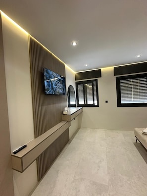 Luxury Studio Suite, 1 King Bed, Non Smoking