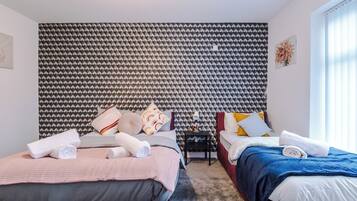 6 bedrooms, iron/ironing board, WiFi, bed sheets