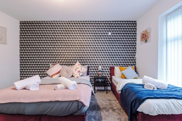 6 bedrooms, iron/ironing board, WiFi, bed sheets