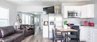 The Horseshoe Hideaway - Rodeo Themed & 1/2 mile walk to Whiskey Row!