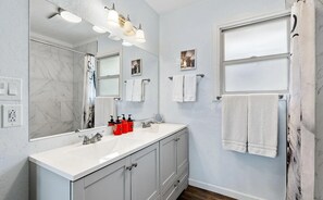 Douche, séchoir à cheveux, serviettes fournies, savon