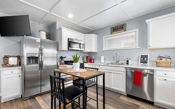 Réfrigérateur, four à micro-ondes, un four, surface de cuisson