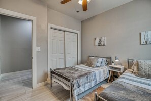 3 habitaciones, escritorio y tabla de planchar con plancha 