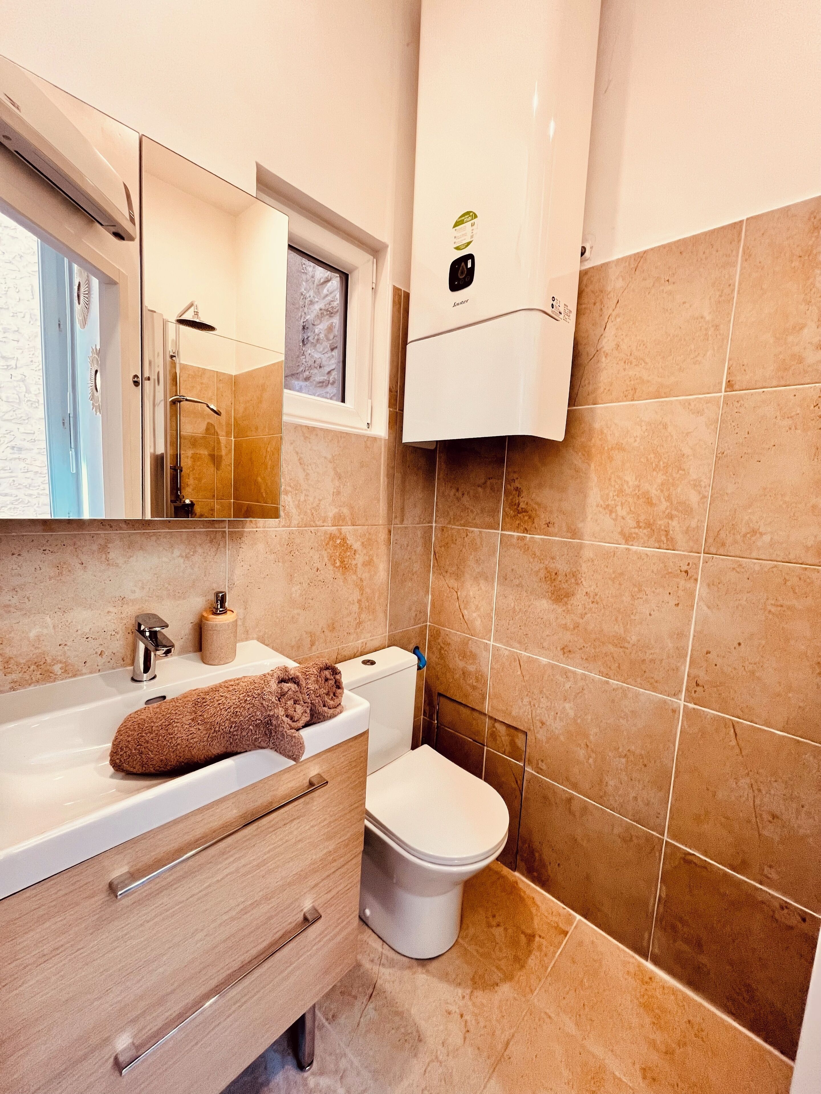 Een douche, een haardroger, handdoeken, toiletpapier