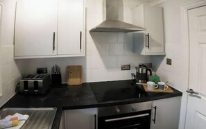 Kylskåp, mikrovågsugn, ugn och spishäll