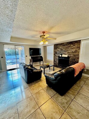 Smart TV, fireplace
