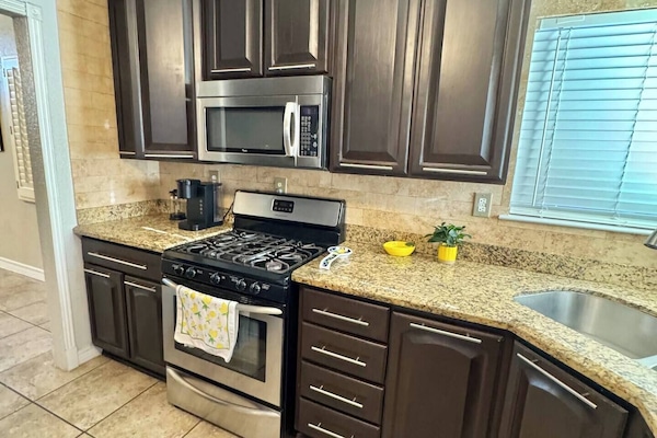 Een koelkast, een microgolfoven, een oven, een kookplaat