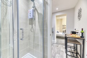 Shower, towels - Chester Heights by Guestz (Chester)