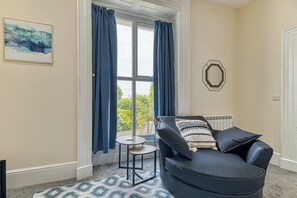 Smart TV - Chester Heights by Guestz (Chester)