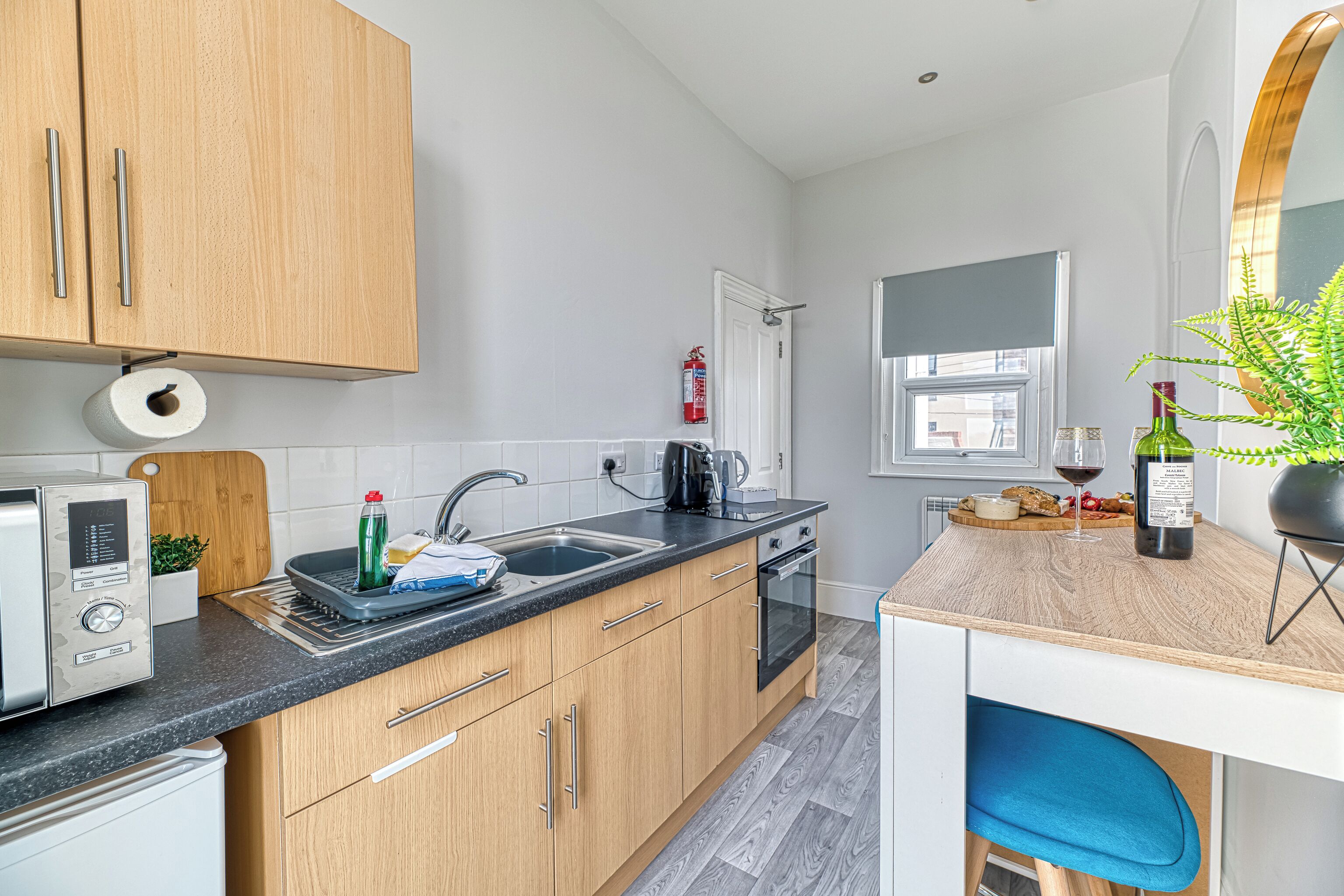 Réfrigérateur, micro-ondes, grille-pain