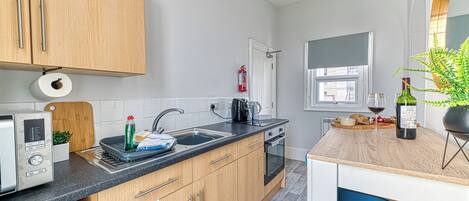 Réfrigérateur, micro-ondes, grille-pain