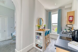 ثلاجة، ميكروويف، محمصة خبز، مستلزمات طهي/أطباق/أوعية