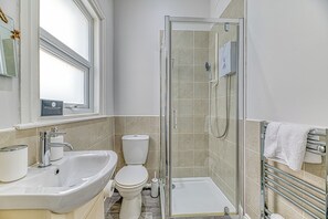 Een douche, handdoeken