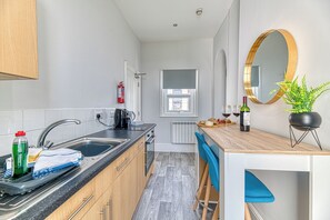 ثلاجة، ميكروويف، محمصة خبز، مستلزمات طهي/أطباق/أوعية