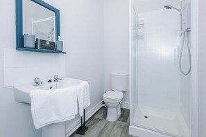 Shower, towels - Chester Heights by Guestz (Chester)