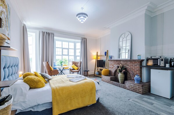 واي فاي مجانًا وملاءات أسرّة