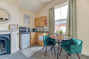 Kühlschrank, Mikrowelle, Toaster, Kochgeschirr/Geschirr/Besteck