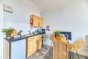Kühlschrank, Mikrowelle, Toaster, Kochgeschirr/Geschirr/Besteck