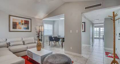 The Hummingbird Sunset Home, West Side