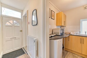 ثلاجة، ميكروويف، محمصة خبز