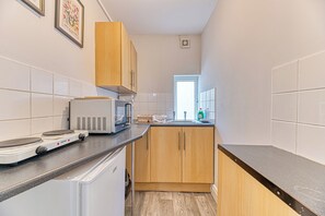 Réfrigérateur, micro-ondes, grille-pain