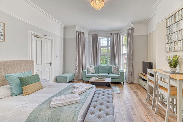 واي فاي مجانًا وملاءات أسرّة