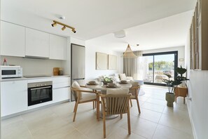 Geladeira, micro-ondas, fogão, cooktop