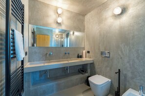 Douche, sèche-cheveux, bidet, serviettes fournies