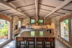 Microonde, forno, piano cottura, lavastoviglie