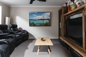 Smart TV, fireplace, books, stereo