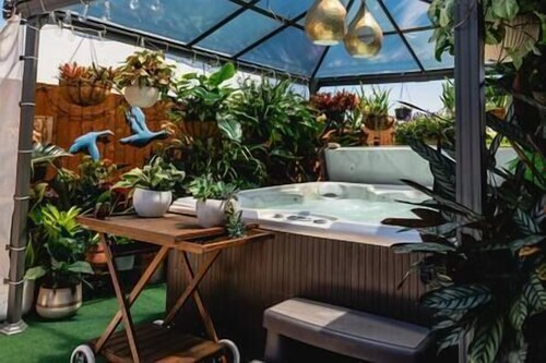 Entertainer's paradise pool, Spa, Movie room pet friendly, close to Aust Zoo!