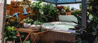 Entertainer's paradise pool, Spa, Movie room pet friendly, close to Aust Zoo!