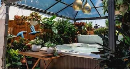 Entertainer's paradise pool, Spa, Movie room pet friendly, close to Aust Zoo!